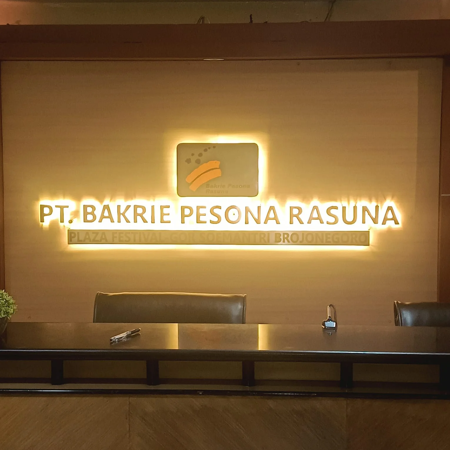 Exterior kantor oleh Purnama Design Build