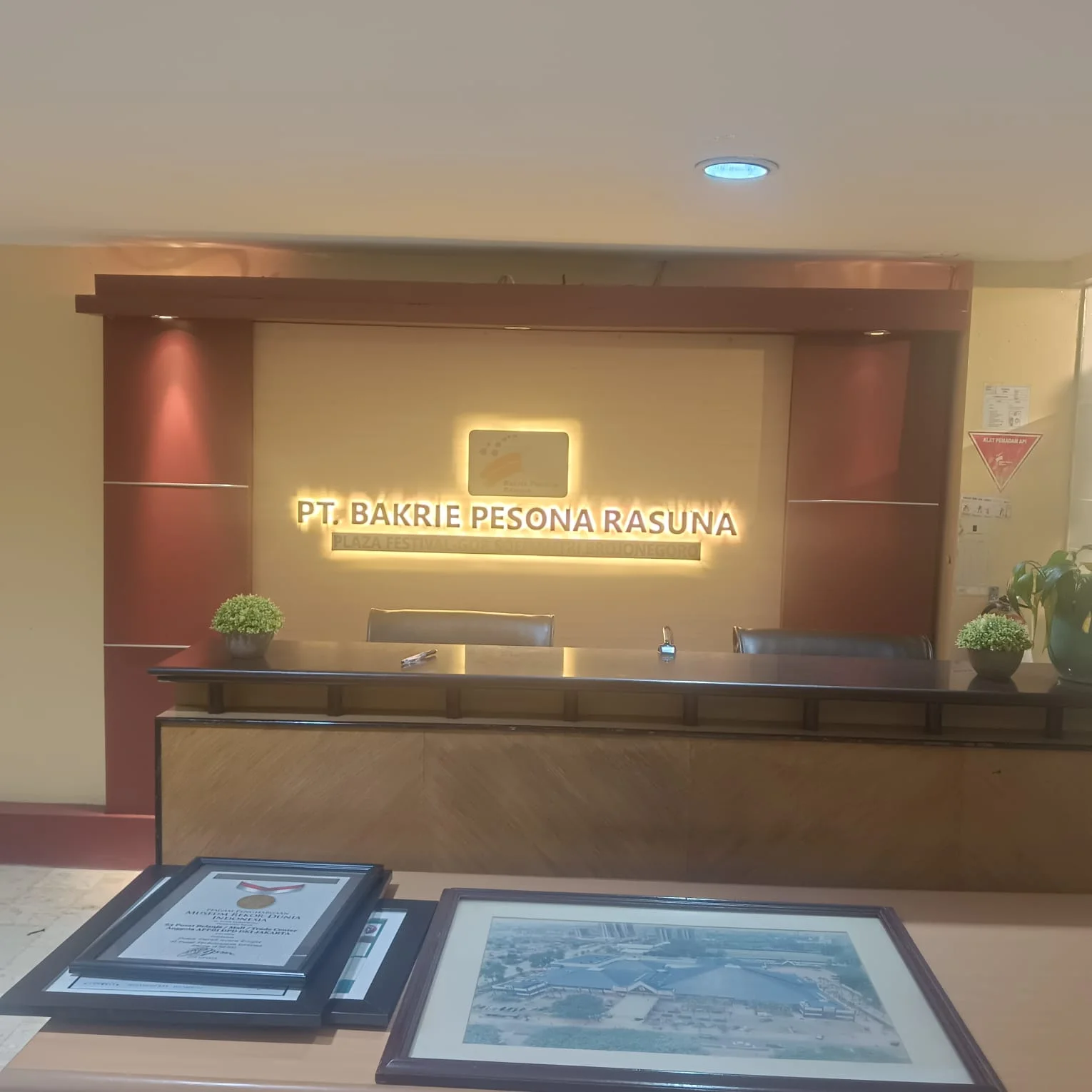 Workstation detail oleh Purnama Design Build