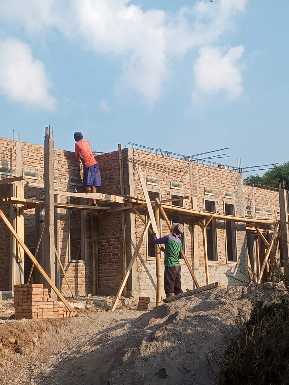 Konstruksi rumah oleh Purnama Design Build